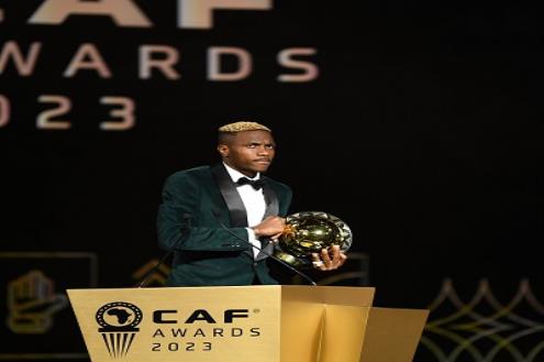 أوسيمين: فخور بجائزة أفضل لاعب في إفريقيا.. وكنت جيدا مثل حكيمي وصلاح